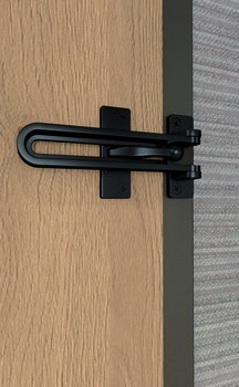 Bezpečnostní omezovač dveří, Pro dveře otevírané dovnitř vyrobené ze dřeva