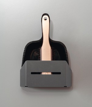 Držák sady koštěte a lopatky na smetí, k přišroubování na boční nebo čelní panel