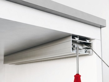 Klopna s tažným lankem, pro výklopy ze dřeva a s hliníkovým rámečkem, s nastavitelným brzdicím efektem