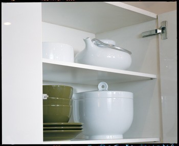 Mechanismus tlumeného zavírání pro dveře, Metalla 510, k nasunutí do bočního panelu naproti straně závěsů