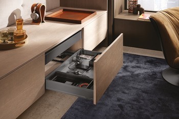 Napájecí prvek, Blum Amperos AC - napájení střídavým proudem 230 V pro zásuvkový systém Legrabox a systém výsuvů Movento
