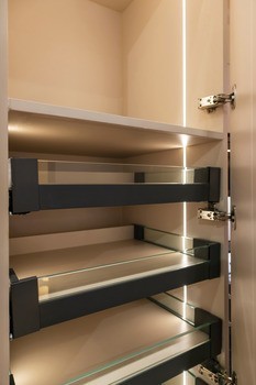 Osvětlovací LED páska se silikonovým pouzdrem, Häfele Loox5 LED 3057, 24 V, 2pólové (jednobarevné), boční vyzařování světla, do drážky 3 x 6 mm, 196 LED/m, 9,6 W/m, IP44