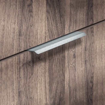 Úchytka do hrany, lze použít také jako úchytku na šířku korpusu, hliník