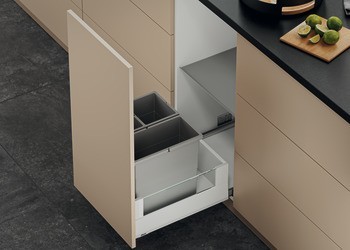 Více než plnovýsuv pro odpadkové koše, Blum Merivobox, systémová výška E s Boxcover, nosnost 70 kg
