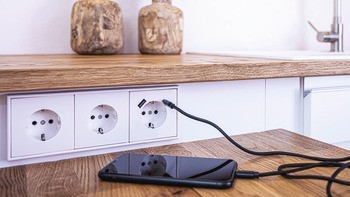 Zásuvka,  Jung, s USB-A/USB-C dobíjecí jednotkou